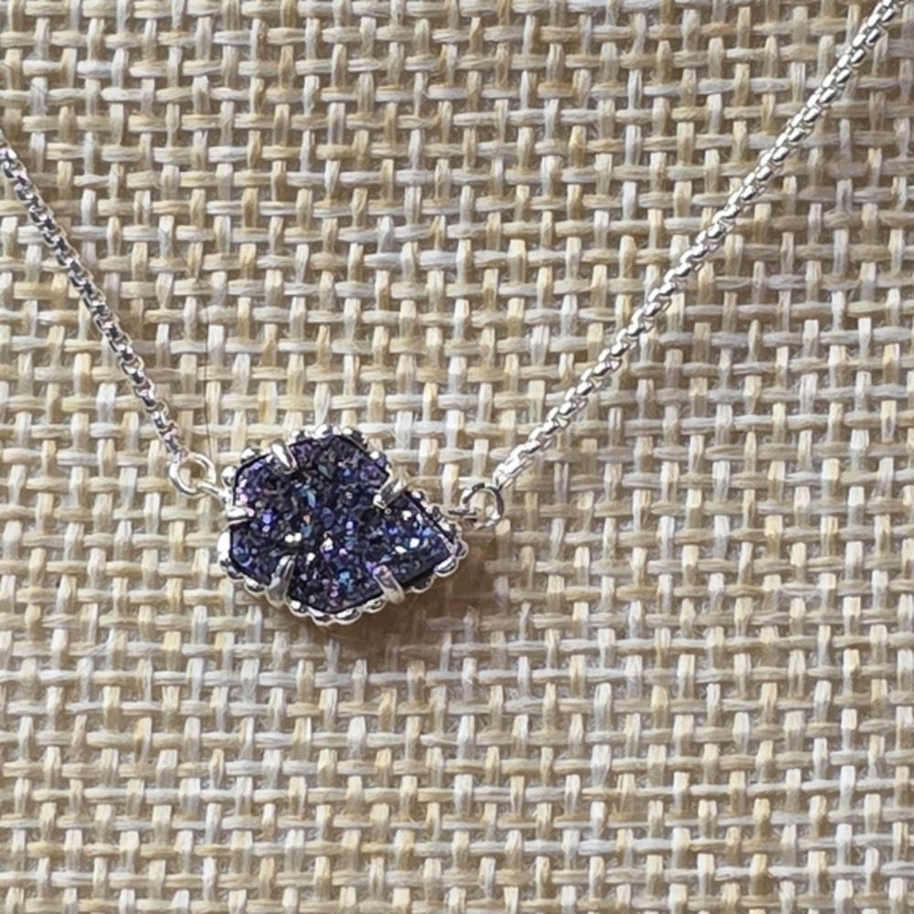 Kendra Scott Tess Pendant Necklace in Iridescent Drusy and Gold-plated metal.